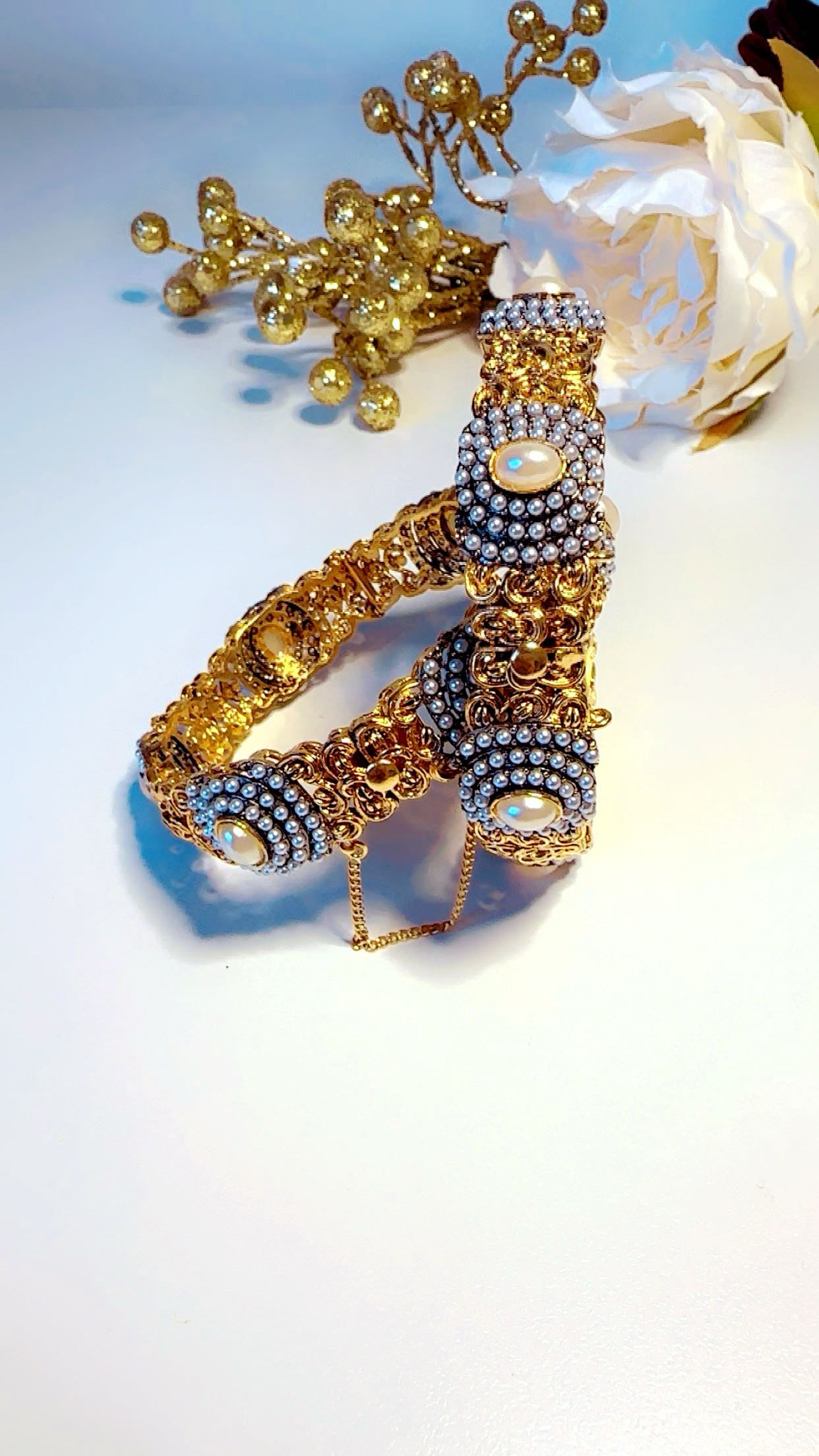 Openable white pearl kangan