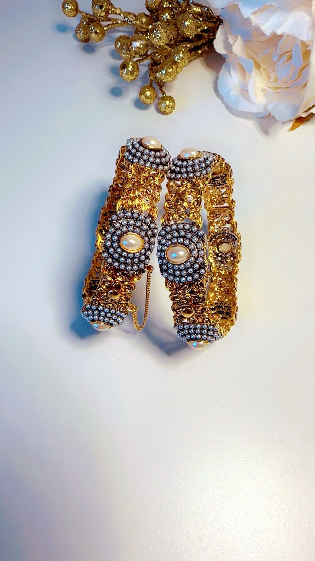 Openable white pearl kangan